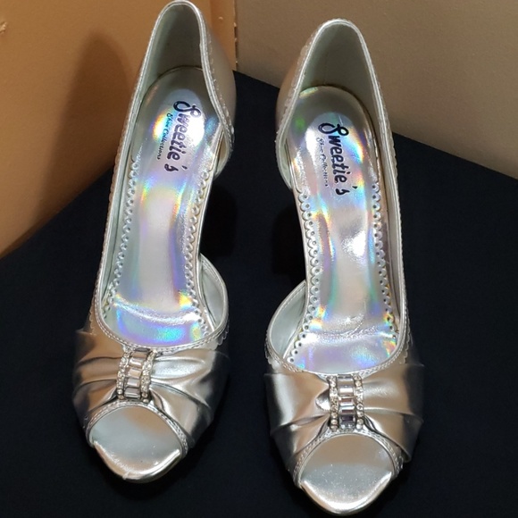 NWB 2.75 inch heels Silver shoes - Picture 2 of 4